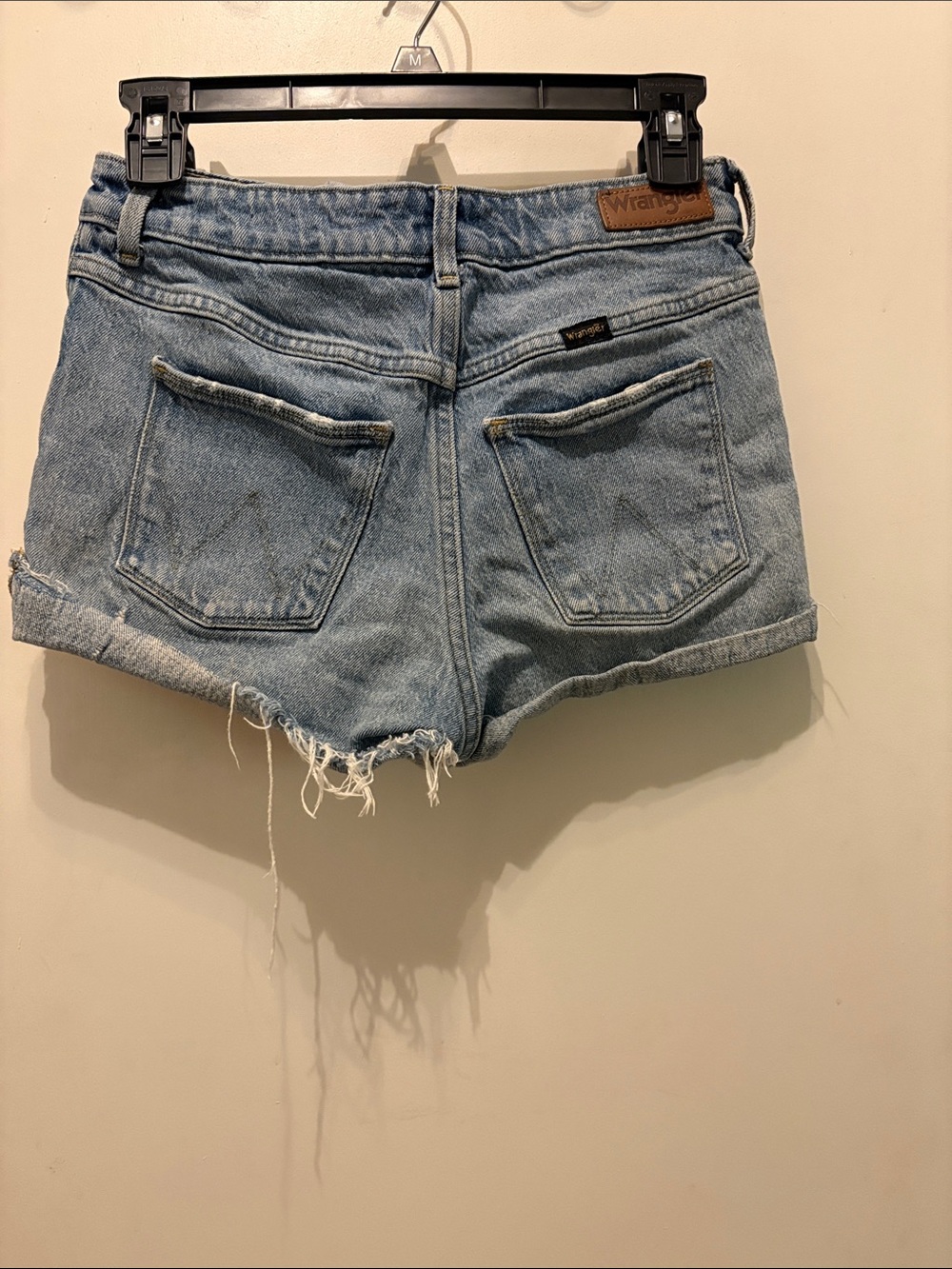 Wrangler Light Wash Denim Women's Shorts - Casual Rolled Hem Size 0/24 - Picture 2 of 3